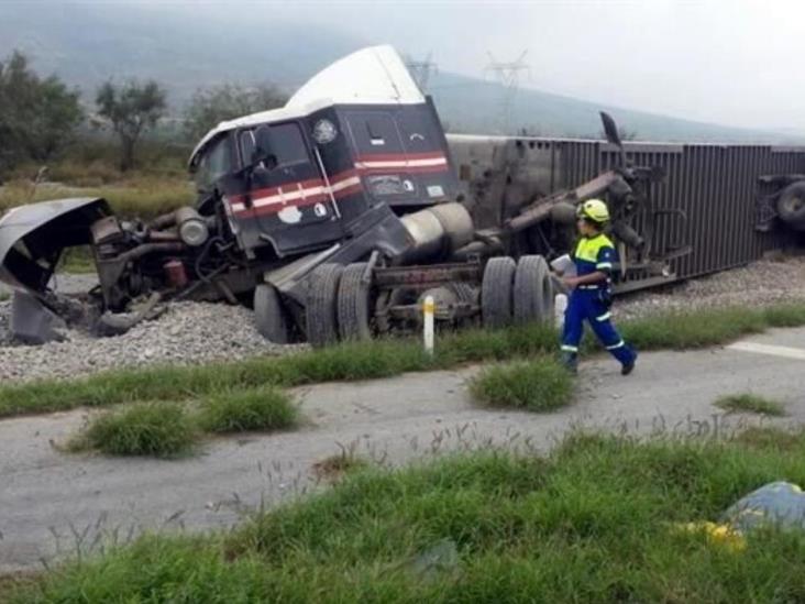 Tráiler se queda sin frenos y vuelca Tráiler se queda sin frenos y vuelca