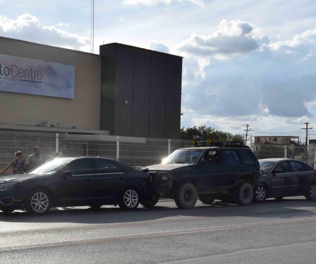 Provoca carambolade cuatro vehículos. Causa percance al enviar mensaje