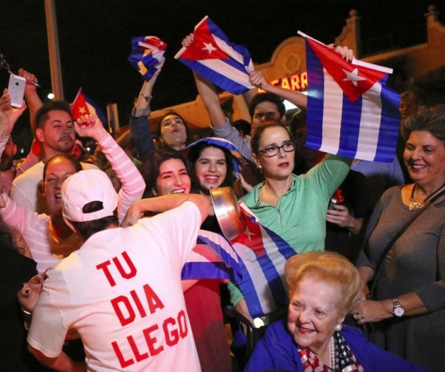 Celebran exiliados en calles de Miami la muerte de Fidel Castro