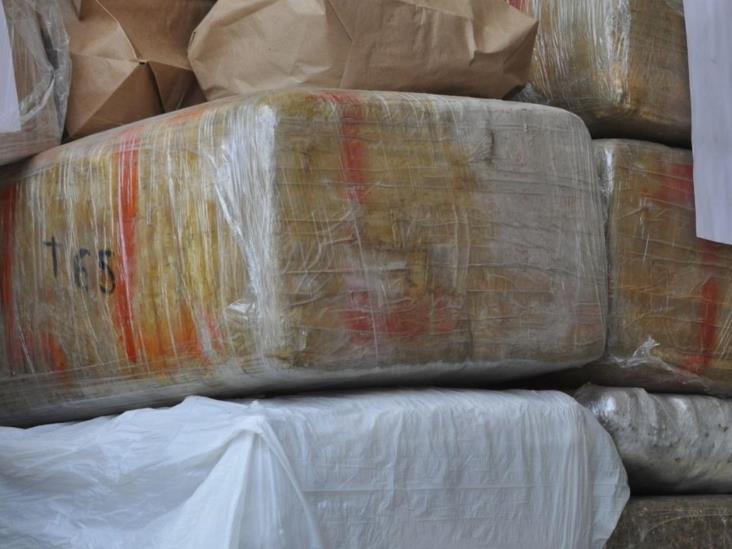 Incautan ‘yerba’ y detienen a dos Incautan ‘yerba’ y detienen a dos