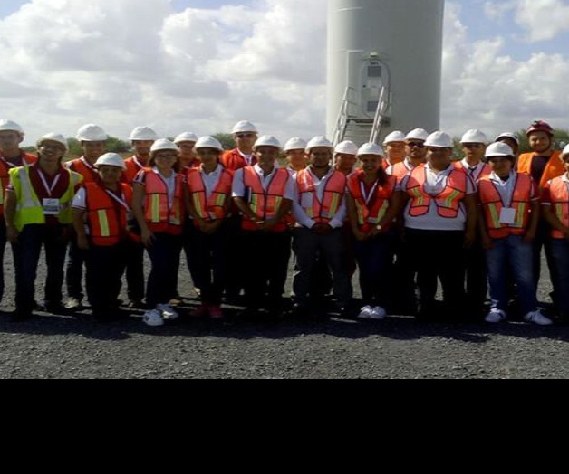 Visitan alumnos el parque eólico