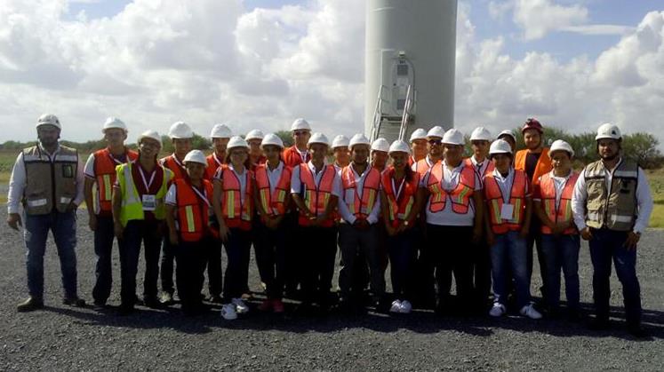 Visitan alumnos el parque eólico Visitan alumnos el parque eólico