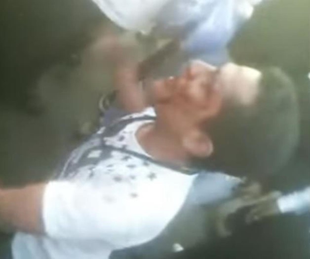 Trata de robar celular y entre vecinos le dan una golpiza