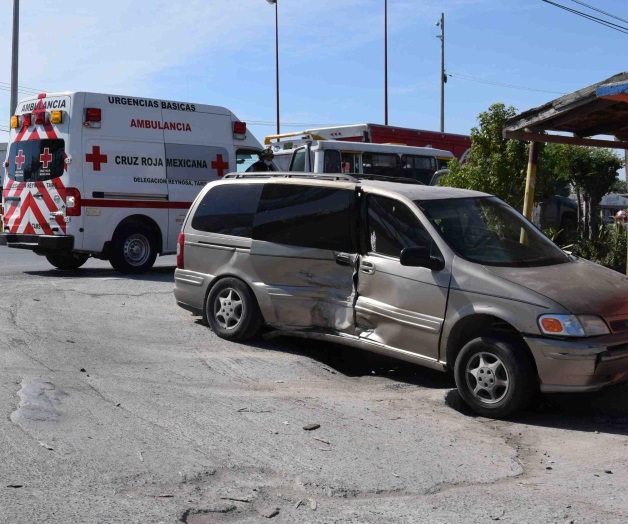 Cambia de carril y choca contra vehículo familiar