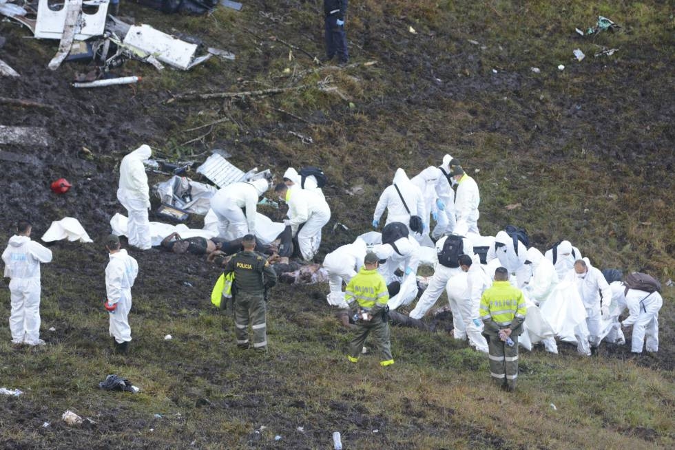 Personal de rescate buscan supervivientes entre los pasajeros del avión siniestrado en La Unión, cerca de Medellín (Colombia).Foto: LUIS BENAVIDES AP