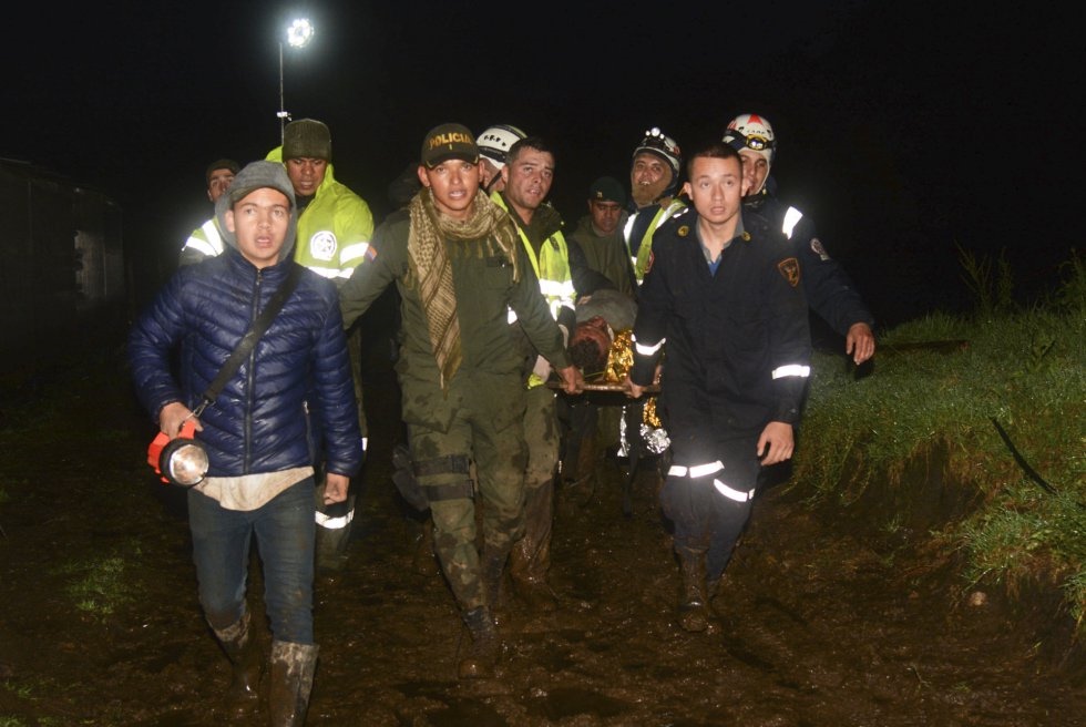 Los trabajadores de rescate trasladan a uno de los supervivientes de una zona montañosa en La Unión (Colombia).Foto: LUIS BENAVIDES AP