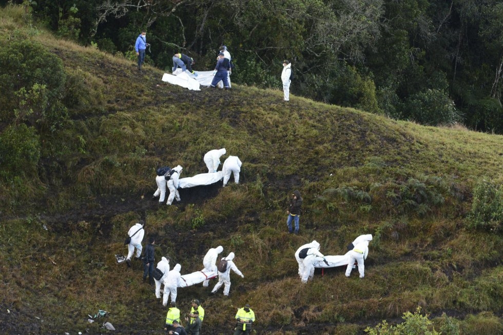 Los equipos de rescate trasladan los cadáveres de las víctimas en una zona montañosa en las afueras de Medellín (Colombia).Foto: LUIS BENAVIDES AP