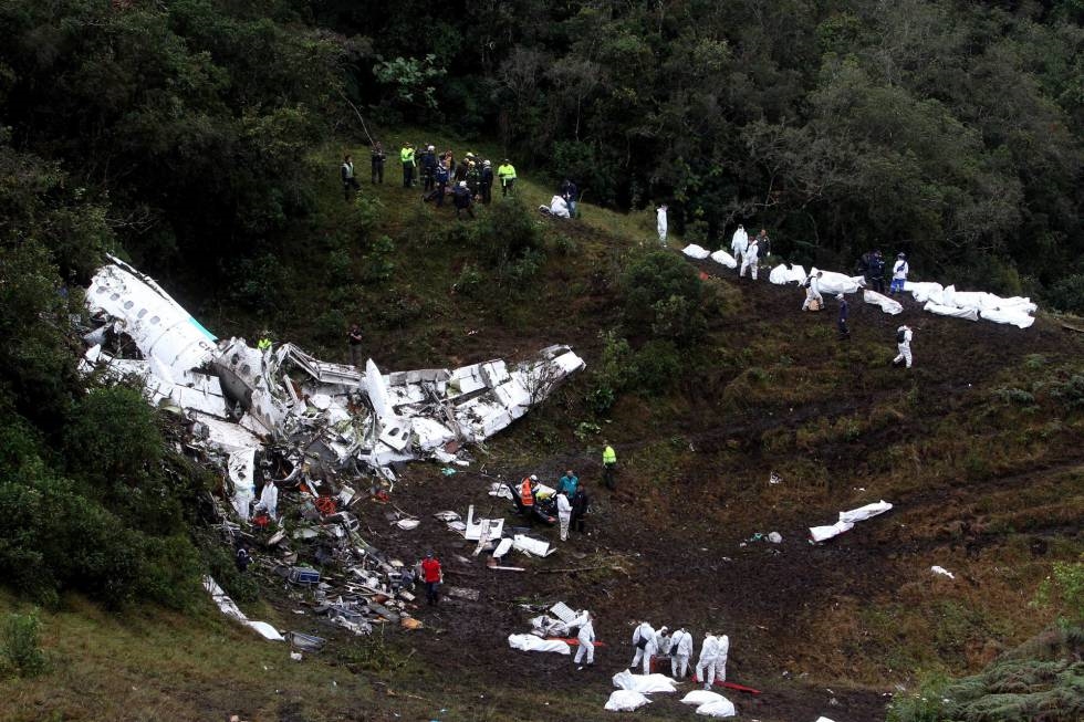 Vista general de las labores de rescate en el avión boliviano accidentado en el municipio de La Ceja, departamento de Antioquia (Colombia). Foto: LUIS EDUARDO NORIEGA A. EFE