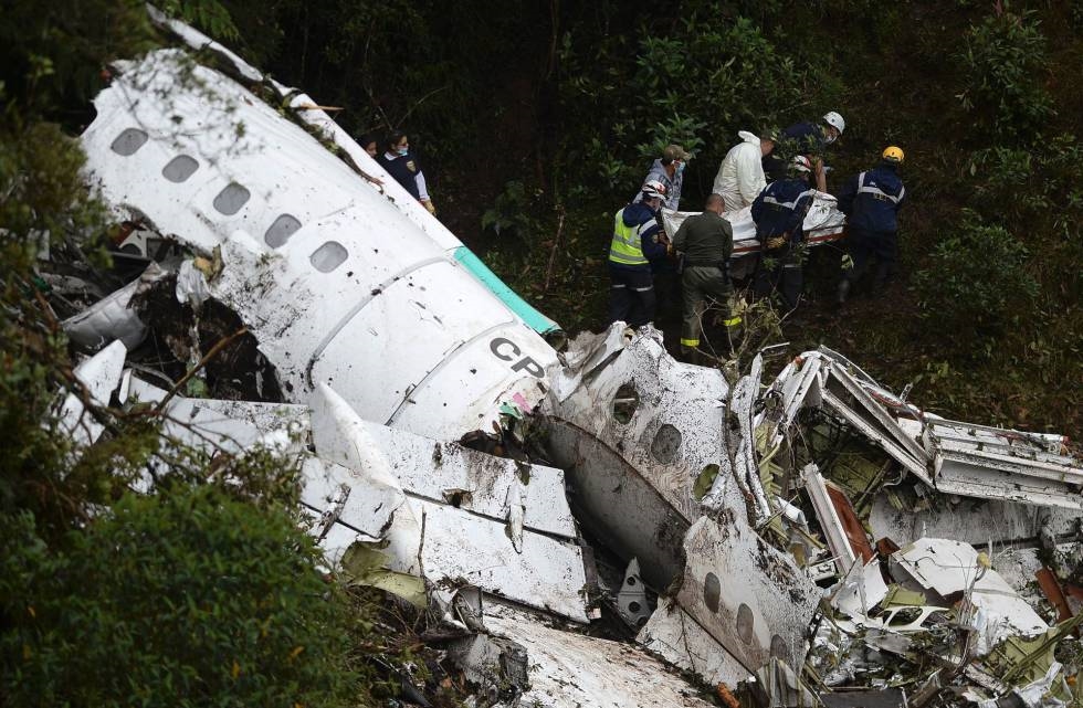 Servicios de rescaten transporten un cuerpo del accidente de avión.Foto: RAUL ARBOLEDA AFP