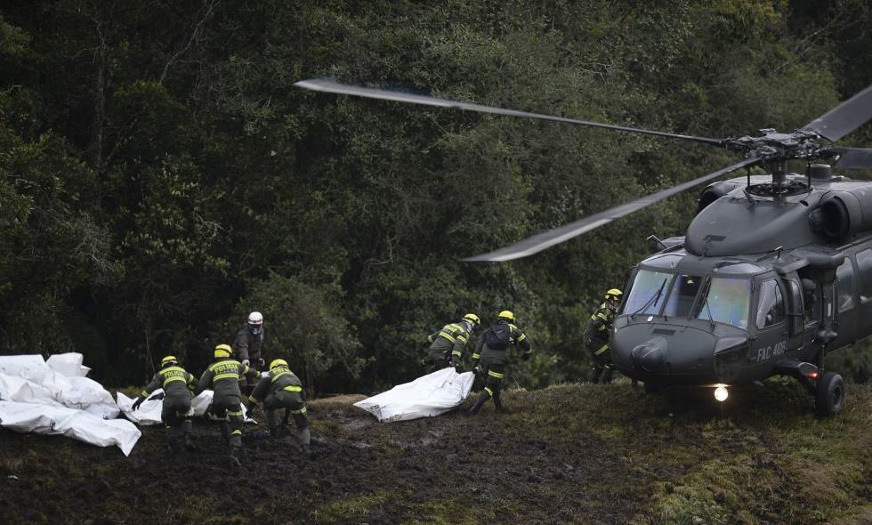 Equipos de rescate introducen los cuerpos de las víctimas del accidente de avión en un helicóptero.Foto: RAUL ARBOLEDA AFP