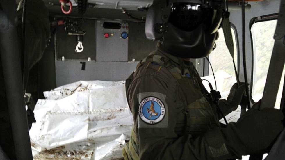 Un helicóptero transporta los cuerpos del accidente. Foto: EFE