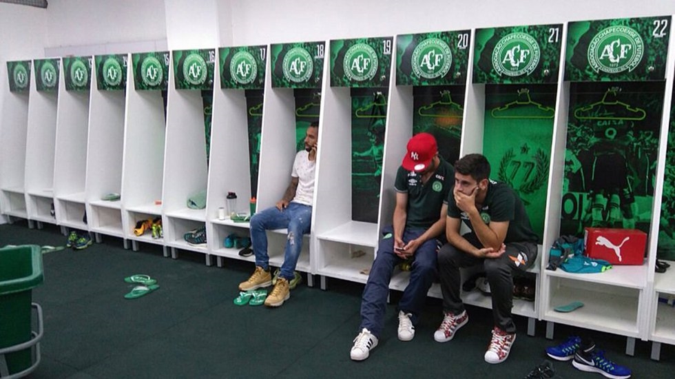 Los jugadores que no viajaron con el Chapecoense a Colombia rezan por sus compañeros.Foto: DARCI DEBONA AGÊNCIA RBS