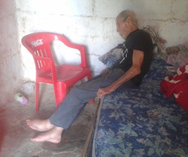 Solicitan vecinos ayuda para abuelo abandonado