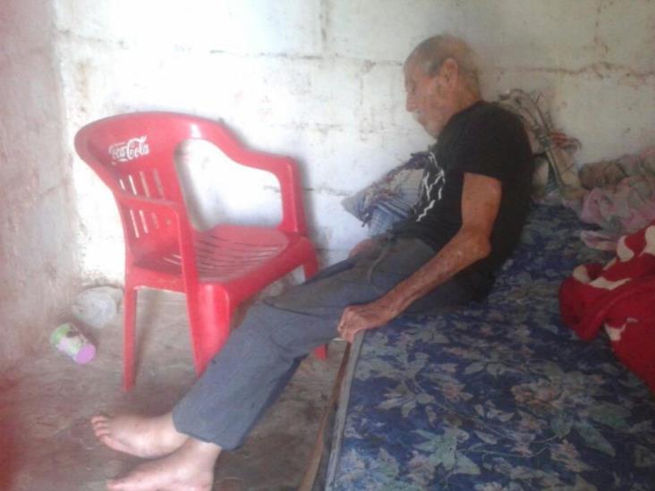 Solicitan vecinos ayuda para abuelo abandonado Solicitan vecinos ayuda para abuelo abandonado
