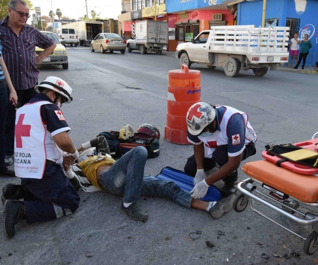 Choca y proyectaa un motociclista