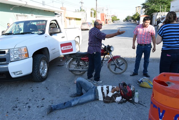 Choca y proyectaa un motociclista
