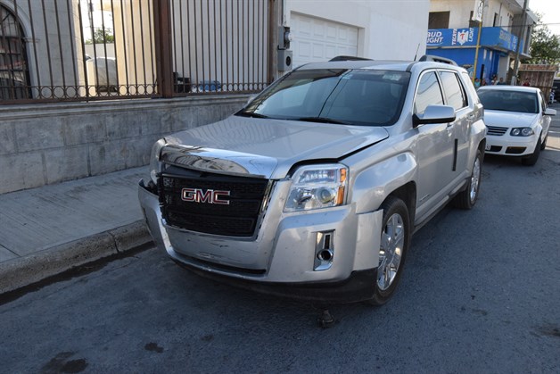 Choca y proyectaa un motociclista