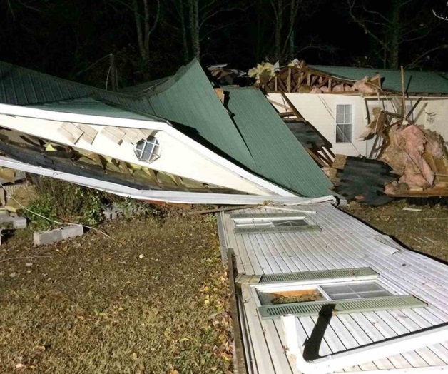 Tornado deja 3 muertos en el norte de Alabama 
