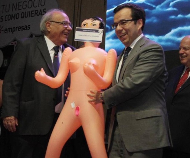 Polémica por regalo de empresarios: muñeca inflable para reactivar las finanzas chilenas