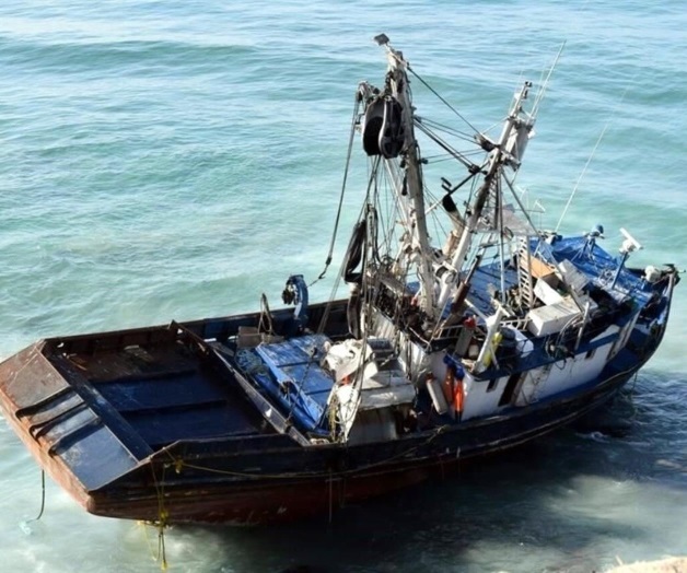 Encalla embarcación en Ensenada Encalla embarcación en Ensenada