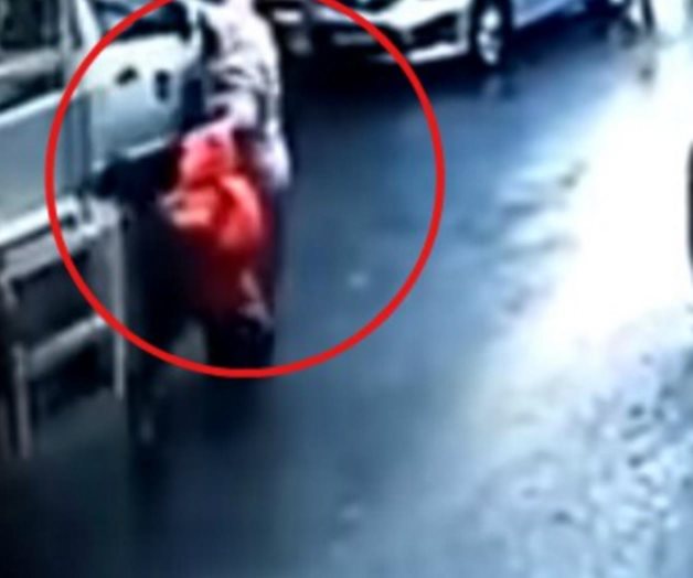 Camión mata aplastados a abuela y nietos al intentar cruzar la calle (VIDEO) Camión mata aplastados a abuela y nietos al intentar cruzar la calle (VIDEO)