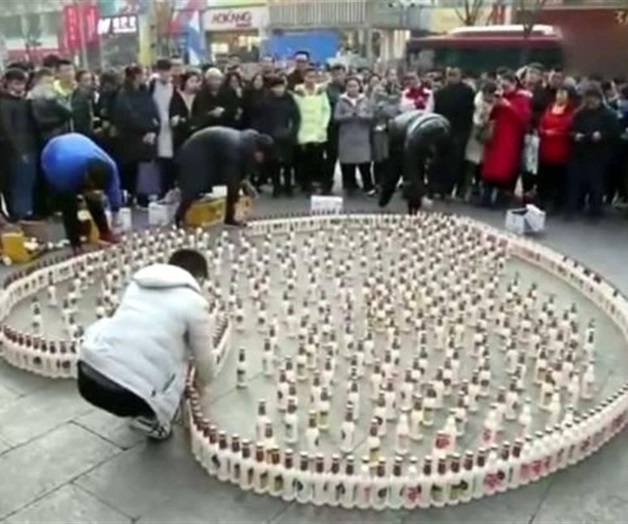 Propone matrimonio ¡con 1500 botellas!