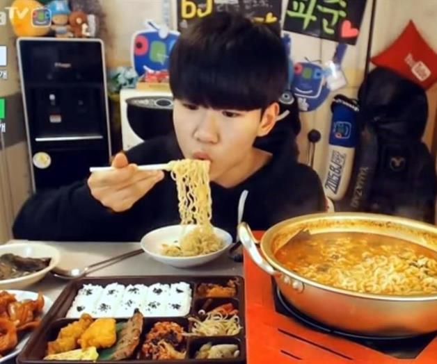 Adolescente coreano de 15 años cobra por comer frente a cámara