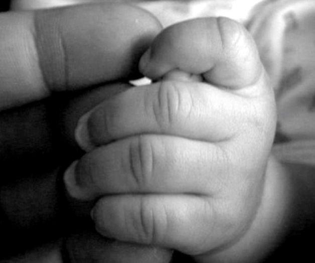 Bebé se amputa dedo con puerta