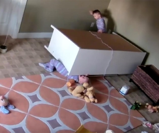 Niño de dos años salva a su hermano gemelo tras caerle mueble encima Niño de dos años salva a su hermano gemelo tras caerle mueble encima
