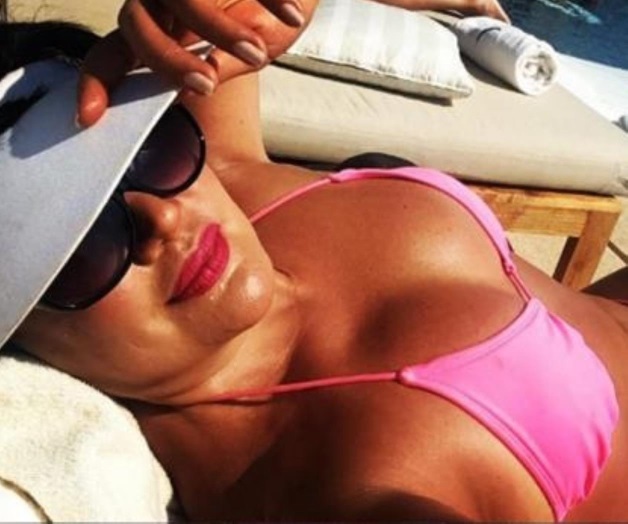 Alejandra Avalos se muestra en bikini a sus 48 años