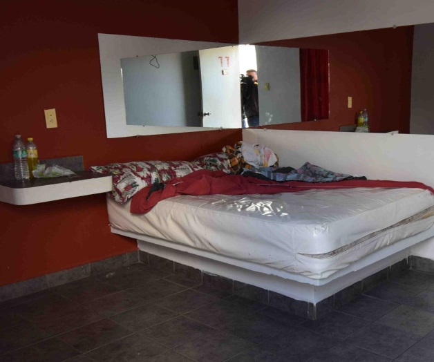 Encuentran a mujermuerta en un motel