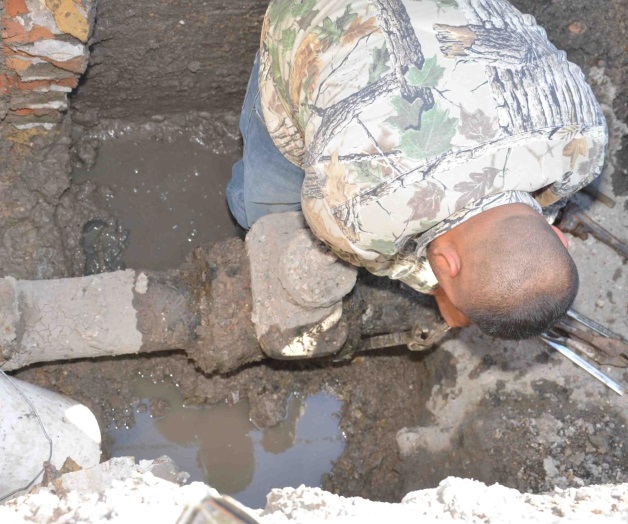 Repara Comapa tubería y deja sin agua a sector