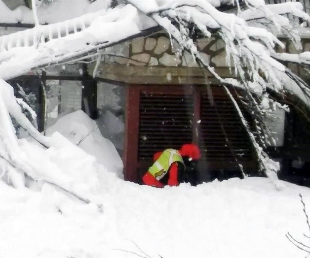 Avalancha sepulta a hotel en Italia