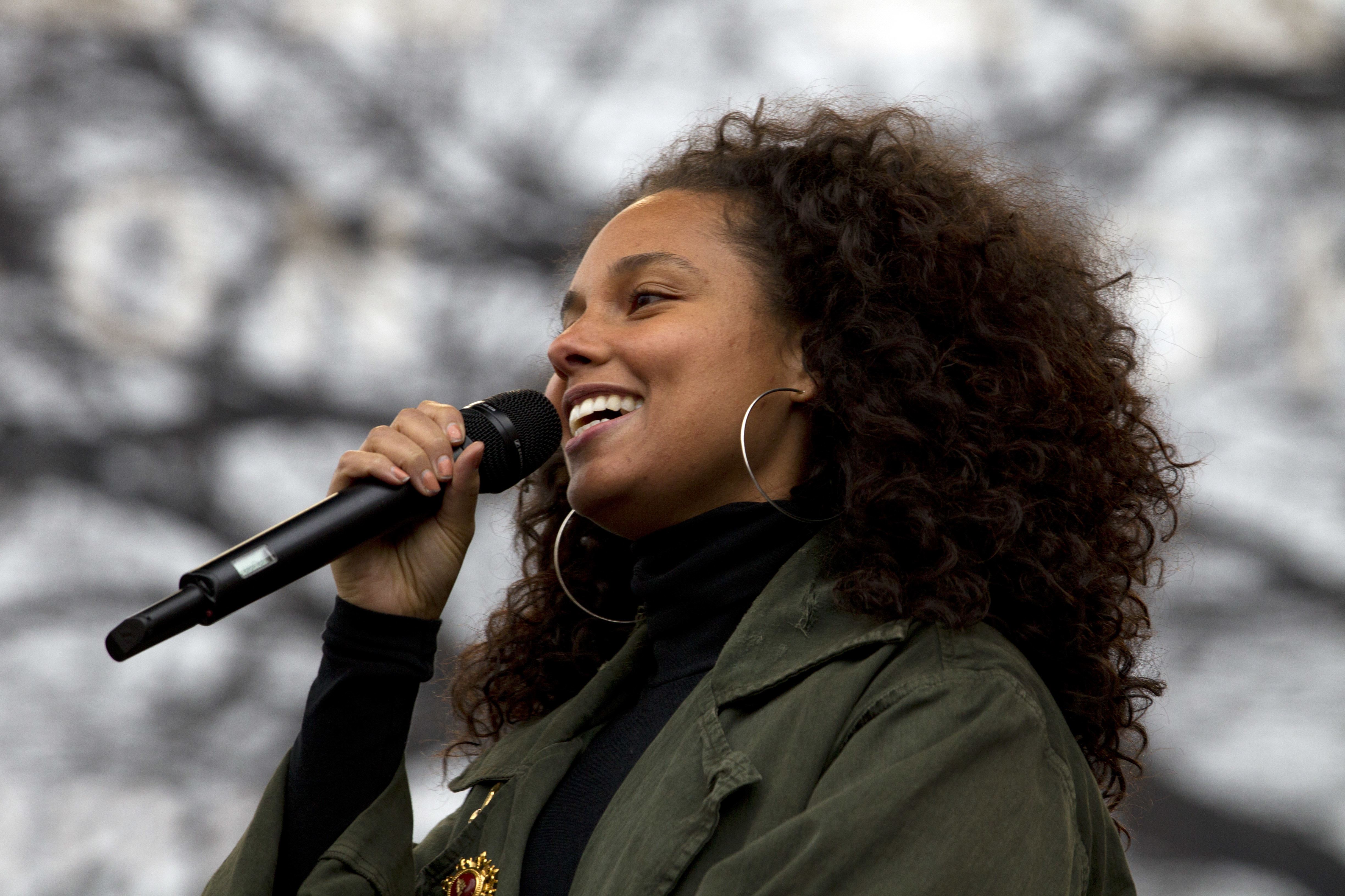 ALICIA KEYS.