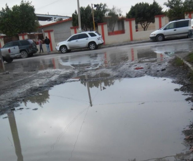 Urge pavimenten calles aledañas a escuela en Villas Diamante