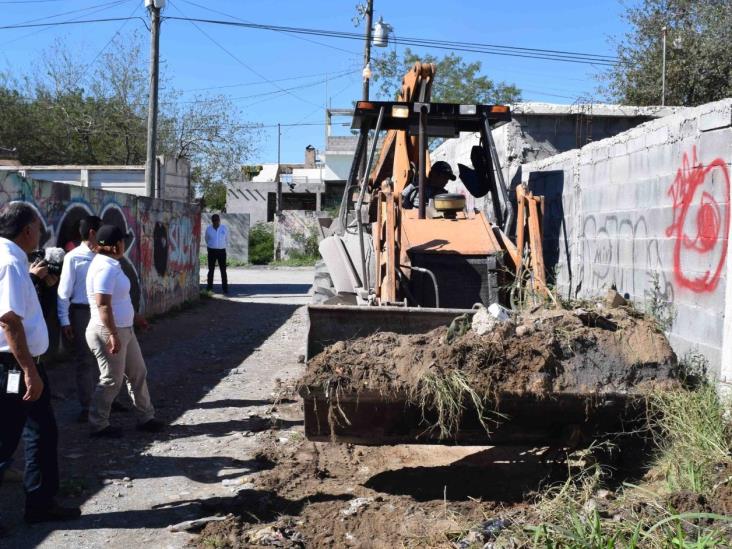 Aplican descacharrización en la colonia Benito Juárez Aplican descacharrización en la colonia Benito Juárez
