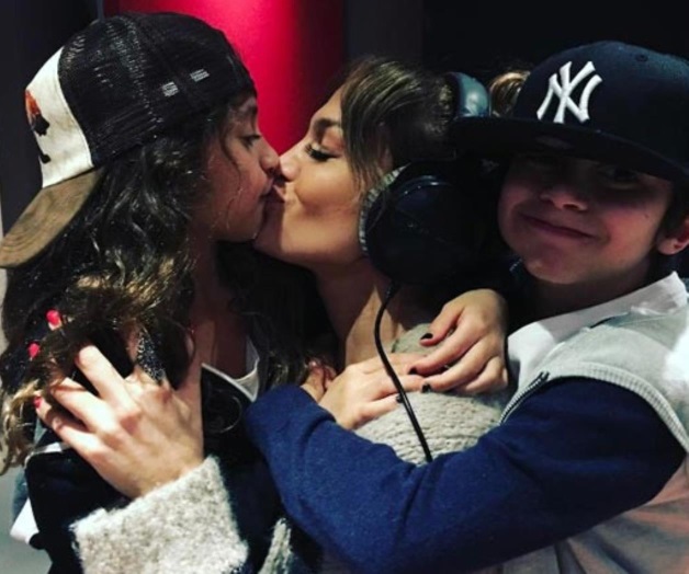 Comparte foto de beso a su hija Comparte foto de beso a su hija