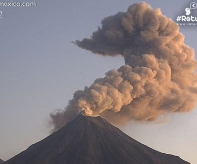 Amanece con fumarola de 1.9 km el volcán de Colima
