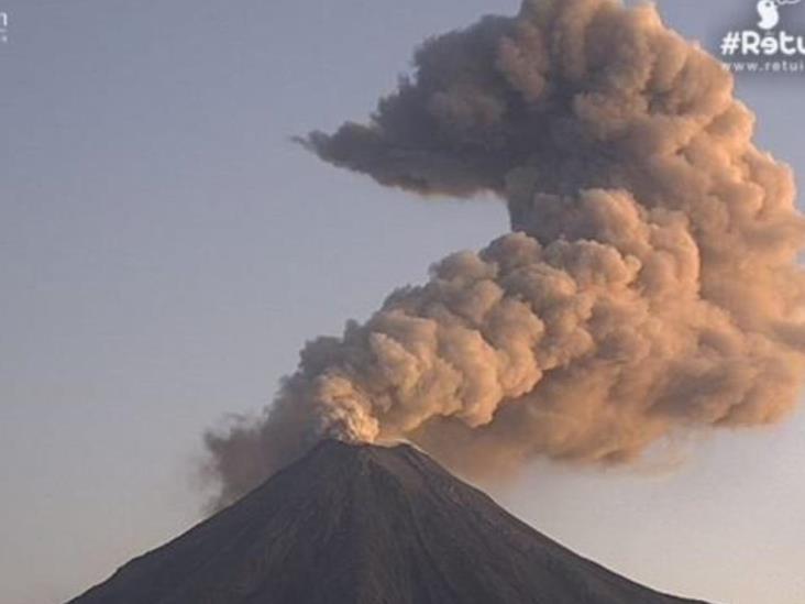 Amanece con fumarola de 1.9 km el volcán de Colima Amanece con fumarola de 1.9 km el volcán de Colima