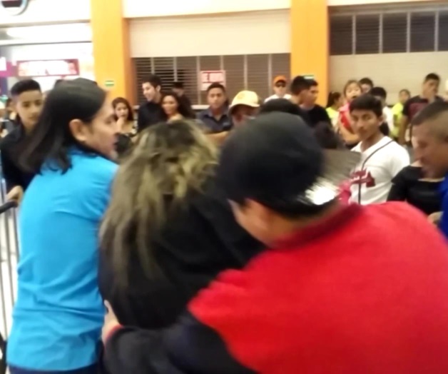 Riñen 2 mujeres en un centro comercial