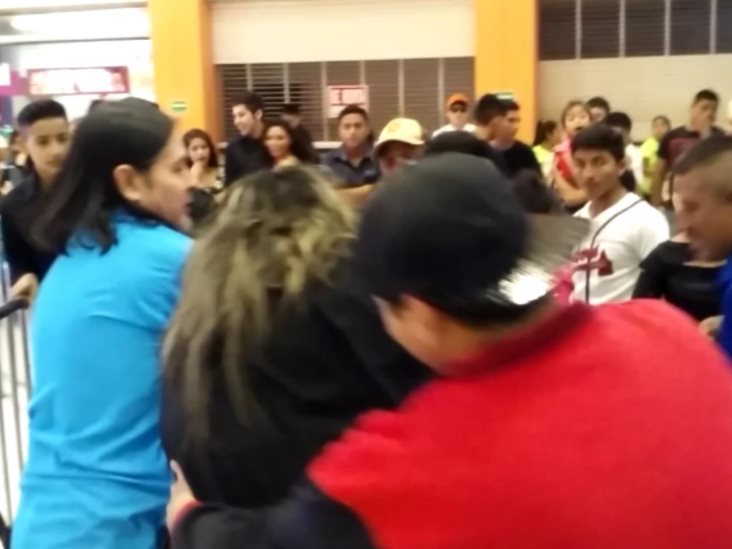 Riñen 2 mujeres en un centro comercial Riñen 2 mujeres en un centro comercial