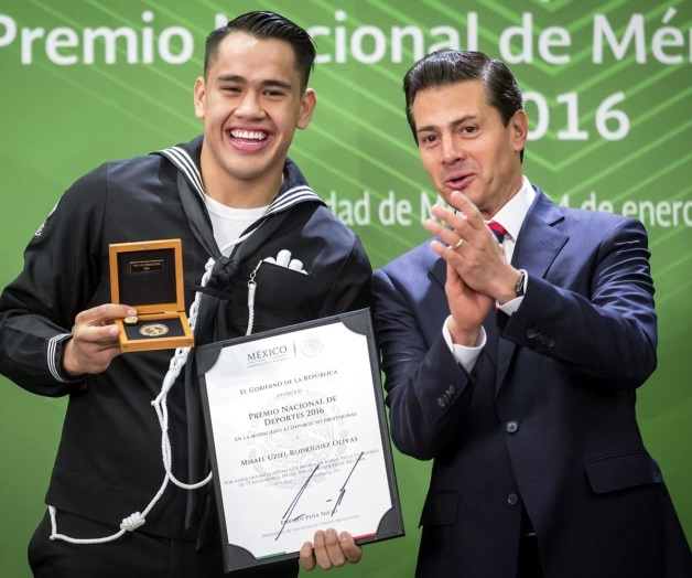 EL PRESIDENTE ENTREGA EL PND. En Salón Adolfo López Mateos de Los Pinos