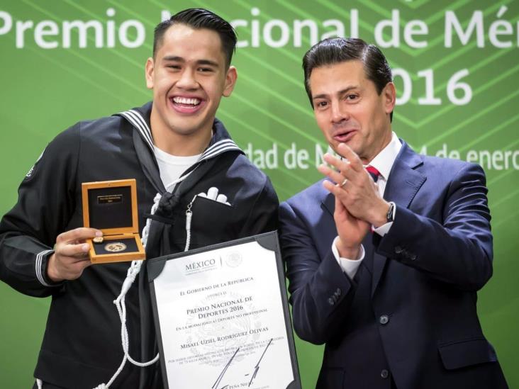 EL PRESIDENTE ENTREGA EL PND. En Salón Adolfo López Mateos de Los Pinos EL PRESIDENTE ENTREGA EL PND. En Salón Adolfo López Mateos de Los Pinos