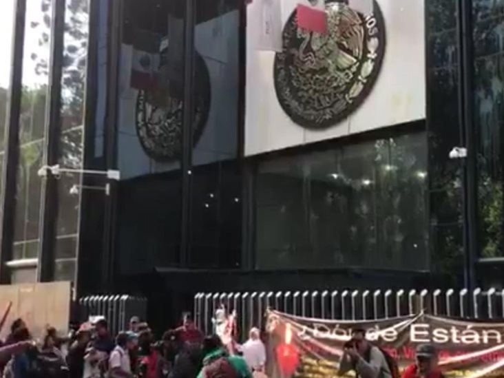 Lanzan huevos podridos en PGR por caso Ayotzinapa Lanzan huevos podridos en PGR por caso Ayotzinapa