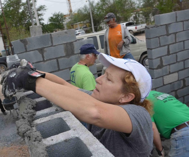 Por sus obras los conocen… Ayudan americanos a construir viviendas