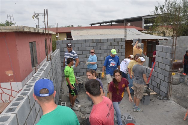 Por sus obras los conocen… Ayudan americanos a construir viviendas