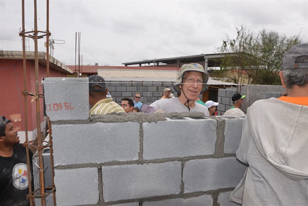 Por sus obras los conocen… Ayudan americanos a construir viviendas