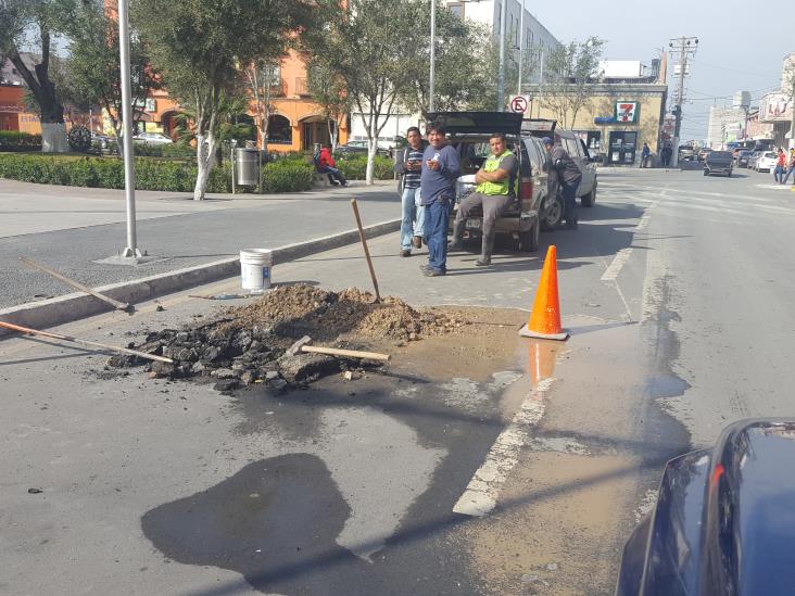 Reparan la tubería de agua en la plaza Reparan la tubería de agua en la plaza