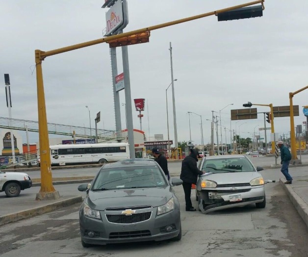 Provoca le peguen por ignorar señales