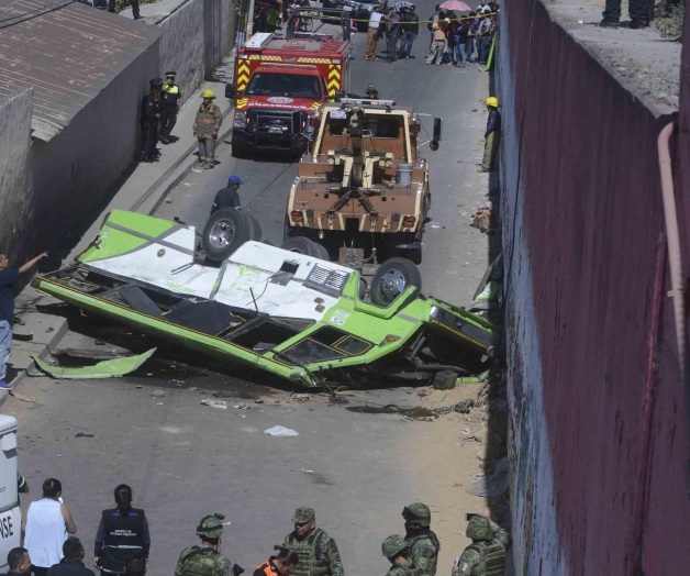 Cae microbús de puente: 3 muertos y 25 lesionados Cae microbús de puente: 3 muertos y 25 lesionados